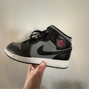 Jordans 1 mid